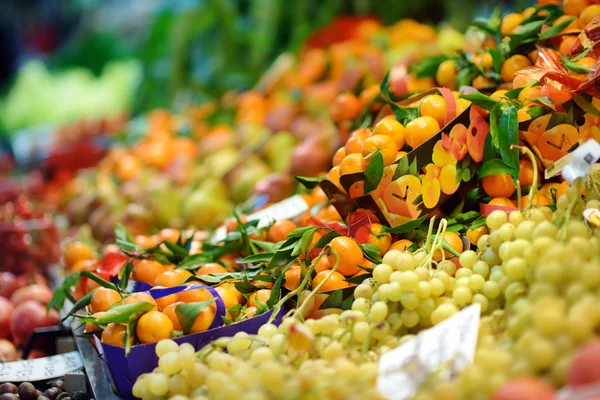 Surtido de frutas orgánicas vendidas en un mercado en Génova, Italia —  Fotos de Stock