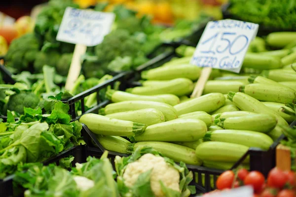 Różne ekologiczne warzywa i zieleń sprzedawane na rynku w Genui, Włochy — Zdjęcie stockowe