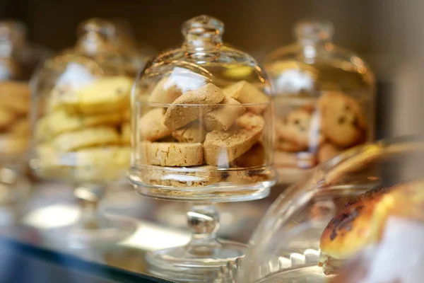 Assorted sweets, cakes and cookies on display in dessert store in Bergamo, Italy — Stock Photo, Image