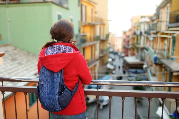 Fiatal női turista élvezi a kilátást Manarola, egyike az öt évszázados falvak Cinque Terre, található, a masszív északnyugati partján olasz Riviéra, Olaszország. — Stock Fotó