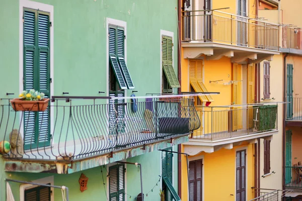 Красочные дома Манарола, одна из пяти вековых деревень Cinque Terre, Итальянская Ривьера, Лигурия, Италия . — стоковое фото