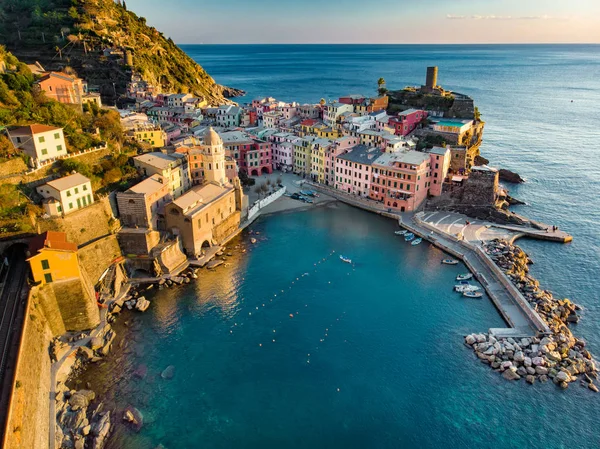 Vue aérienne de Vernazza, l'un des cinq villages centenaires des Cinque Terre, situé sur la côte nord-ouest accidentée de la Riviera italienne . — Photo