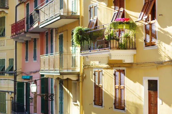 Colorate case di Manarola, uno dei cinque borghi secolari delle Cinque Terre, Riviera Italiana, Liguria, Italia . — Foto Stock