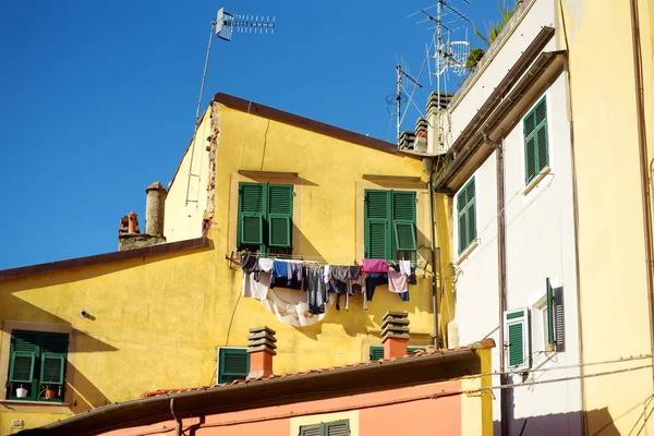 Casas coloridas da cidade de Lerici, localizada na província de La Spezia, na Ligúria, parte da Riviera Italiana — Fotografia de Stock