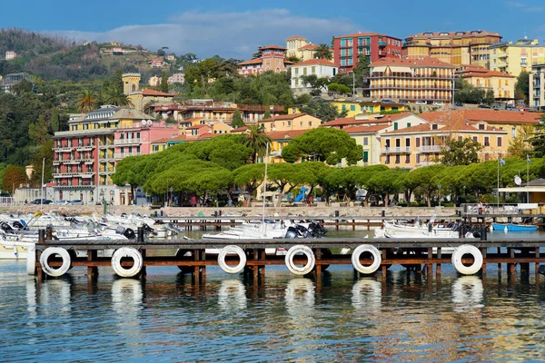 İtalyan Rivierası'nın bir parçası olan Lerici kasabasının marinasında küçük yatlar ve balıkçı tekneleri. — Stok fotoğraf