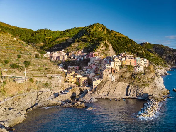 Manarola, one of the most charming and romantic of the Cinque Terre villages, Liguria, northern Italy. — Stock Photo, Image