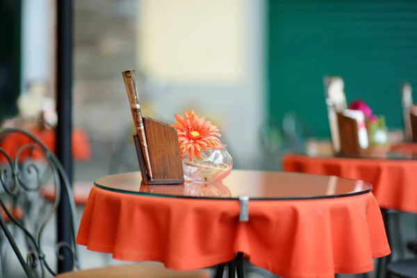 Pequeñas mesas al aire libre bellamente decoradas en la ciudad de Lucca, Italia —  Fotos de Stock