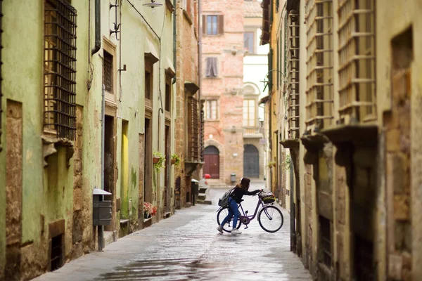 Překrásné středověké uličky města Lucca, Toskánsko, Itálie. — Stock fotografie