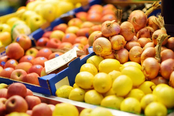 Różne ekologiczne owoce sprzedawane na rynku w Genui, Włochy — Zdjęcie stockowe