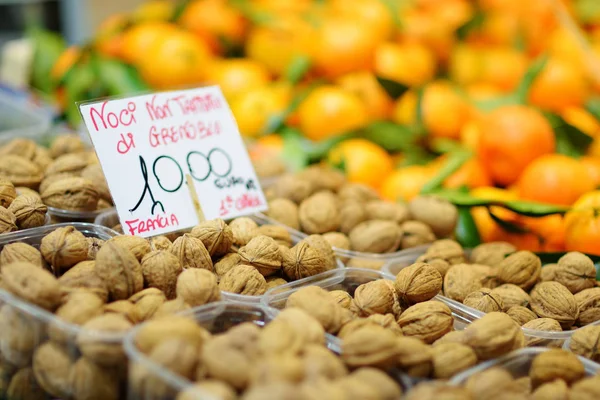 Sortierte Bio-Nüsse, die auf einem Markt in Genua, Italien verkauft werden — Stockfoto
