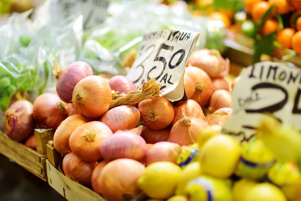 Surtido de verduras y verduras orgánicas vendidas en un mercado en Génova, Italia — Foto de Stock