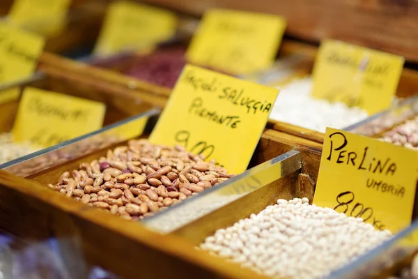 Geassorteerde biologische bonen en linzen verkocht op een marktplaats in Genua, Italië — Stockfoto