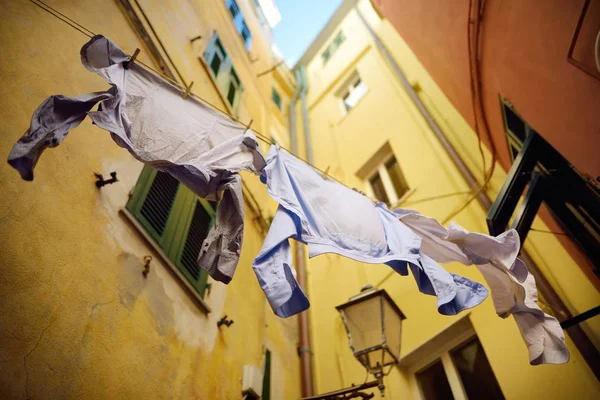Τρία πουκάμισα που στεγνώνουν σε ένα σχοινί στο Σινομαάν, το μεγαλύτερο από τα πέντε αιωνόβια χωριά του Τσίνκουε Τέρε, την Ιταλική Ριβιέρα, τη Λιγουρία, την Ιταλία. — Φωτογραφία Αρχείου