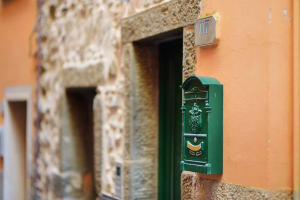 Riomaggiore güzel posta kutusu, Cinque Terre, İtalyan Rivierası, Liguria, İtalya beş asırlık köylerin en büyüğü. — Stok fotoğraf