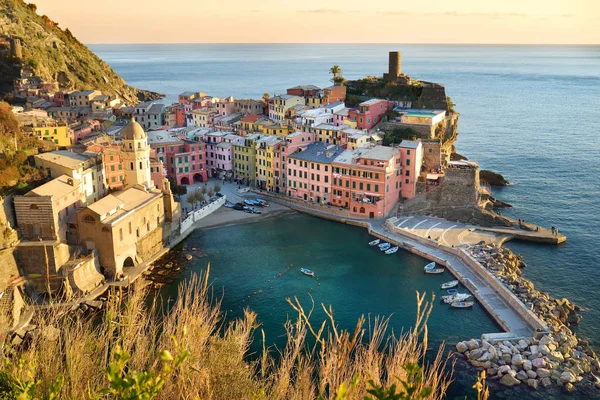 Maisons colorées et petite marina de Vernazza, l'un des cinq villages centenaires des Cinque Terre, situé sur la côte nord-ouest accidentée de la Riviera italienne . — Photo