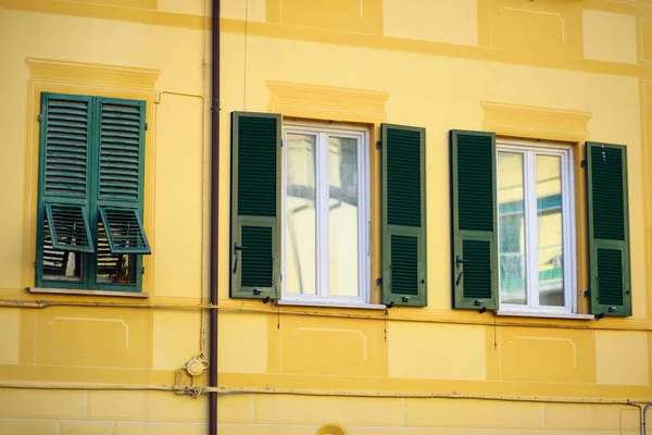 Πολύχρωμα σπίτια της πόλης Lerici, που βρίσκεται στην επαρχία της Λα Σπέτσια στη Λιγουρία, μέρος της ιταλικής Ριβιέρα — Φωτογραφία Αρχείου