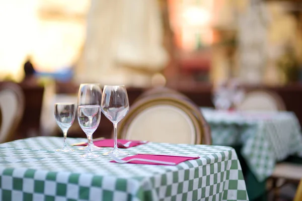 Vackert dekorerade små utomhusrestaurang bord i staden Lerici, Italien — Stockfoto