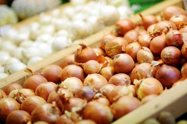 Çeşitli organik sebze ve yeşillik Cenova, İtalya'da bir pazarda satılan