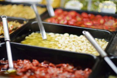 Çeşitli organik salamura sarımsak Cenova, İtalya'da bir pazarda satılan