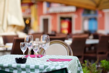 Lerici, İtalya şehrinde güzel dekore edilmiş küçük açık hava restoran masaları
