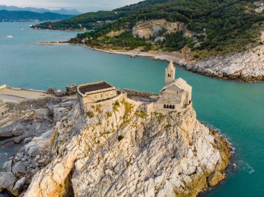 Porto Venere köyünde kayalık bir tepenin üzerinde oturan Gotik tarzdaki St. Peter Kilisesi'nin havadan görünümü, Liguria, İtalya