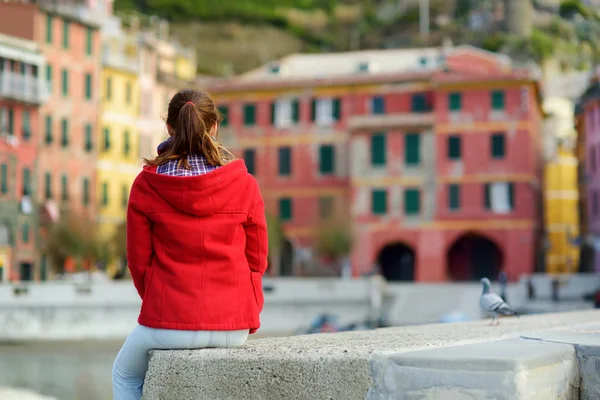 Joven turista disfrutando de la vista de Vernazza, uno de los cinco pueblos centenarios de Cinque Terre, situado en la escarpada costa noroeste de la Riviera italiana, Italia . — Foto de Stock