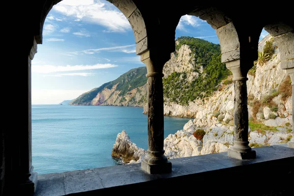 著名的哥特式圣彼得教堂的柱子与美丽的海岸线风景在波尔图威尼埃村，利古里亚，意大利 — 图库照片