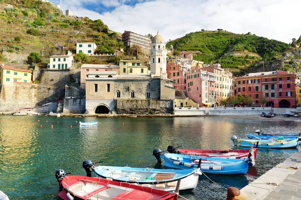 Colourful fishing boats in small marina of Vernazza, one of the five centuries-old villages of Cinque Terre, located on rugged northwest coast of Italian Riviera. — Stock Photo, Image