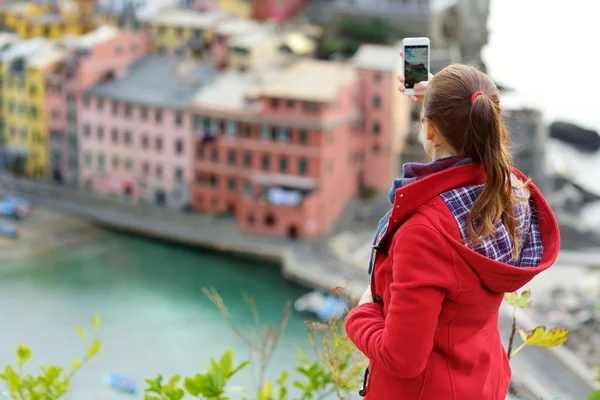 Mladá turistka se těší výhledu na Vernazza, jednu z pěti století starých vesnic Cinque Terre, která se nachází na drsném severozápadním pobřeží italské riviéry, Itálie. — Stock fotografie