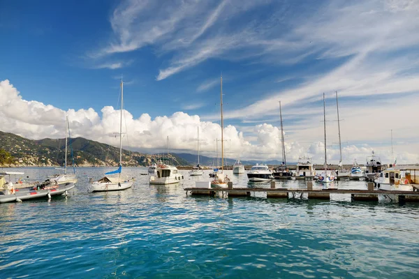 Pequeños yates y barcos de pesca en el puerto deportivo de la ciudad de Santa Margherita Ligure, situado en Liguria, Italia —  Fotos de Stock