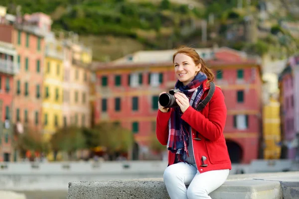 Mladá turistka se těší výhledu na Vernazza, jednu z pěti století starých vesnic Cinque Terre, která se nachází na drsném severozápadním pobřeží italské riviéry, Itálie. — Stock fotografie