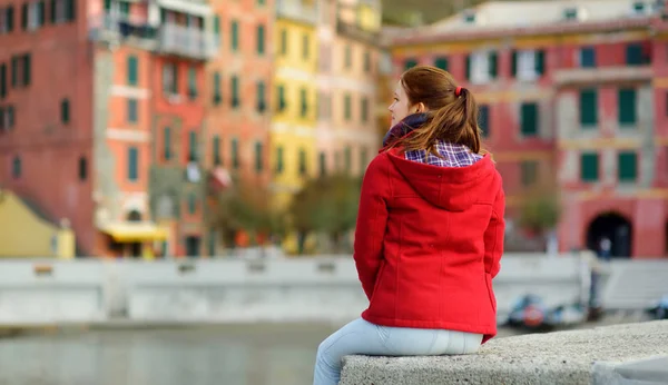 Молодая туристка, наслаждающаяся видом на Вернаццу, одну из пятивековых деревень Cinque Terre, расположенную на прочном северо-западном побережье Итальянской Ривьеры, Италия . — стоковое фото