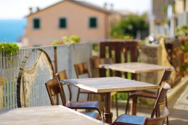 Pequeñas mesas de restaurante al aire libre bellamente decoradas en Riomaggiore village, Cinque Terre, Italia — Foto de Stock