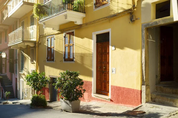 마나롤라의 다채로운 주택, 친퀘 테레의 다섯 세기 오래된 마을 중 하나, 이탈리아 리비에라, 리구리아, 이탈리아. — 스톡 사진