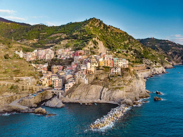 Manarola, uno de los pueblos más encantadores y románticos de Cinque Terre, Liguria, norte de Italia . — Foto de Stock