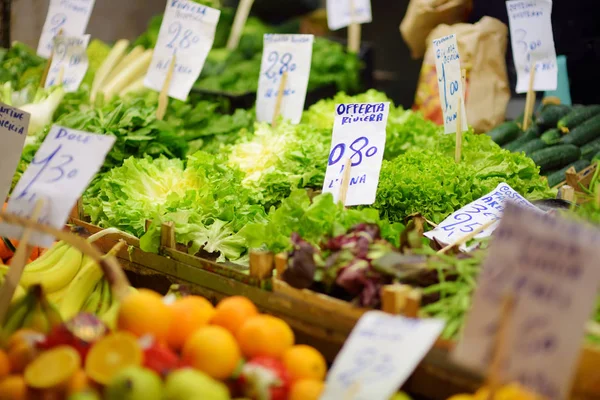Produtos hortícolas orgânicos variados e produtos hortícolas vendidos num mercado em Génova, Itália — Fotografia de Stock