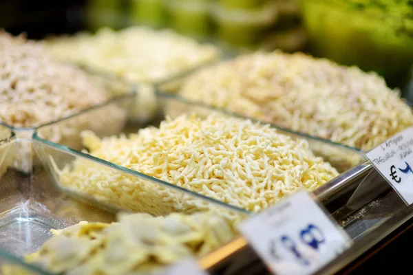Diferentes tipos de pasta fresca vendida en un mercado en Génova, Italia — Foto de Stock