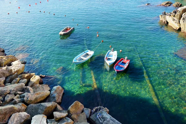 Színes csónak Riomaggiore apró kikötőjében, a legnagyobb öt évszázados falu Cinque Terre, Olasz Riviéra, Liguria, Olaszország. — Stock Fotó