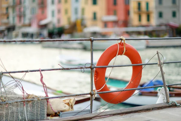 Lifebóje v přístavišti města Porto Venere, část italské riviéře. — Stock fotografie