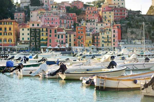 Malé jachty a rybářské čluny v přístavu Lerici, část italské riviéře, Itálie. — Stock fotografie