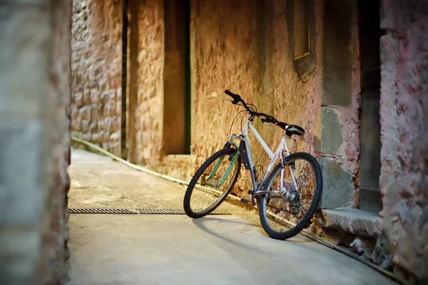Altes fahrrad, das auf der straße von corniglia abgestellt ist, inmitten der fünf jahrhundertealten dörfer cinque terre, riviera italia, ligurien, italien. — Stockfoto