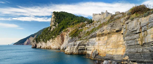 Piękny widok na malownicze postrzępione wybrzeża w miejscowości Porto Venere, Liguria, Włochy — Zdjęcie stockowe