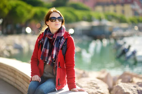 Jonge vrouwelijke toerist die geniet van het uitzicht op kleine jachten en vissersboten in de jachthaven van Lerici stad, gelegen in de provincie La Spezia in Liguria, Italië. — Stockfoto