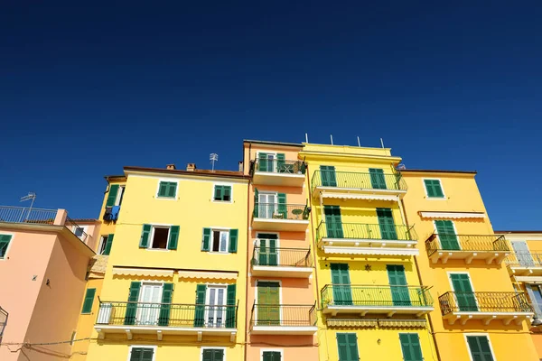 Casas coloridas da cidade de San Terenzo, localizada na província de La Spezia, na Ligúria, parte da Riviera italiana — Fotografia de Stock