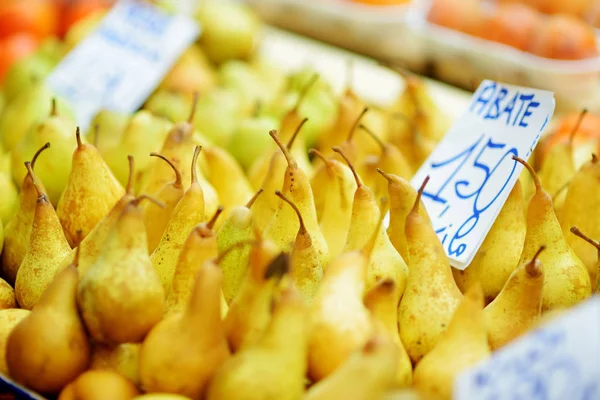 Sortierte Bio-Früchte, die auf einem Markt in Genua, Italien verkauft werden — Stockfoto