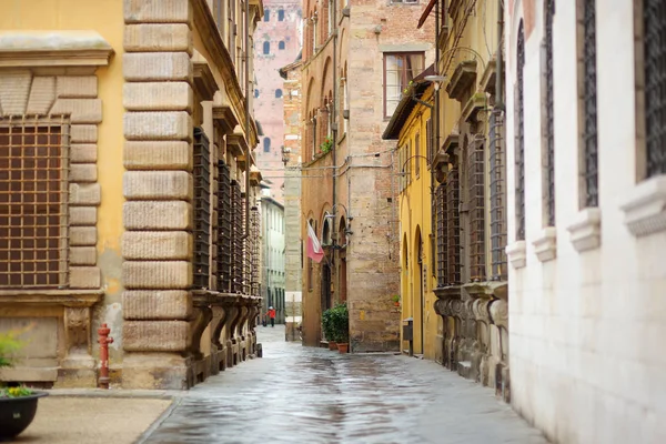 Lucca şehrinin güzel ortaçağ sokakları, Toskana, İtalya. — Stok fotoğraf