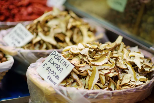 Cenova, İtalya'da bir pazarda satılan kurutulmuş porcini mantar
