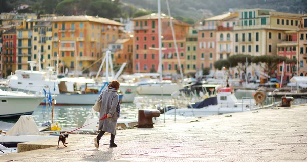 Žena venčení svého psa v přístavu Santa Margherita Ligure města, který se nachází v Liguria, Itálie — Stock fotografie