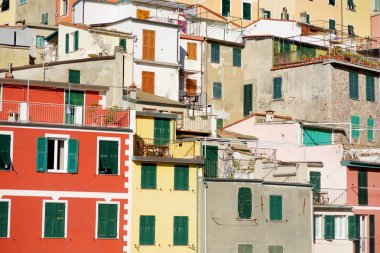 Riomaggiore pastel evler, Cinque Terre beş asırlık köylerin en büyüğü, İtalyan Rivierası, Liguria, İtalya.