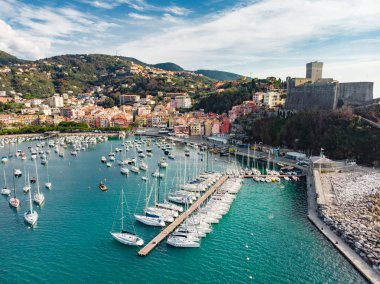 İtalyan Rivierası'nın bir parçası olan Lerici kasabasında küçük yatların ve balıkçı teknelerinin havadan görünümü.